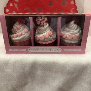 NIB Sweet Treats Valentine Themed Cupcake Trio